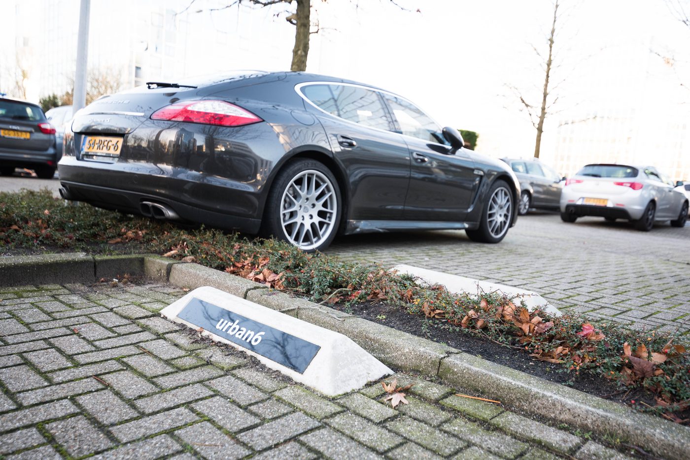 PARKMARK naast geparkeerde auto