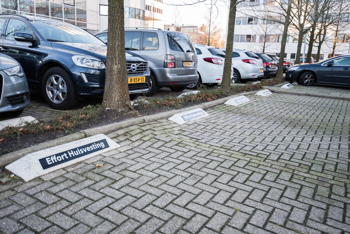 PARKMARKS op parkeerplaatsen tussen geparkeerde auto's